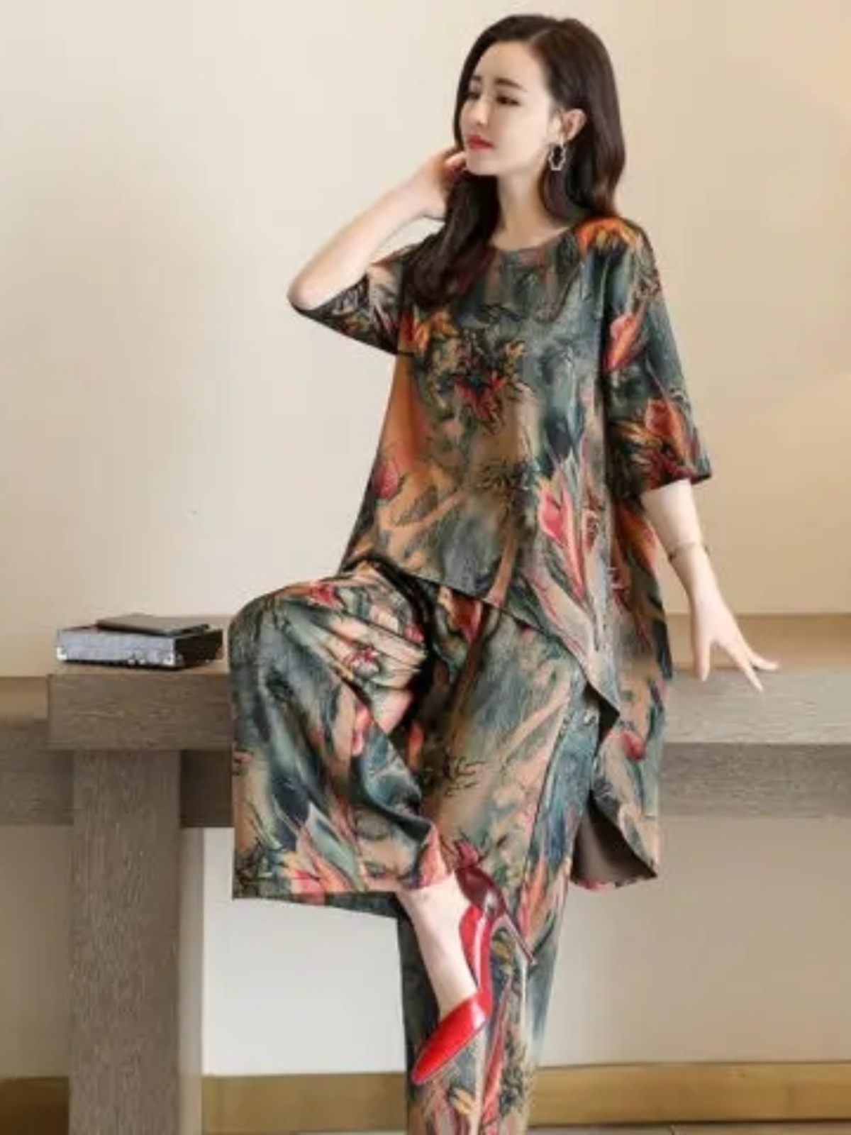 طقم نسائي عصري مكون من قطعتين: - مراجعة Women Fashion Over The Years وسعره
